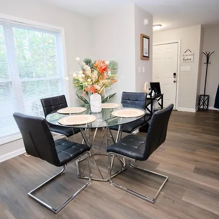 Modern Two Br Townhome, Workspace, Free Parking And Wi-fi Apartment