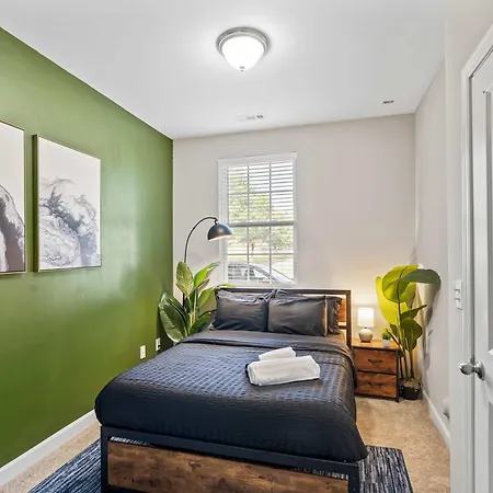 Upscale King 3br Townhouse In Pineville Holiday home