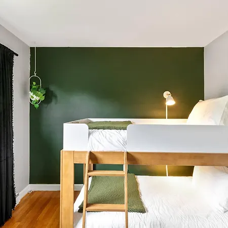 Movie & Arcade Games & Foosball - Cozy 4bd Holiday home