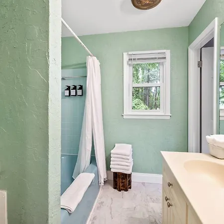 Movie & Arcade Games & Foosball - Cozy 4bd Charlotte