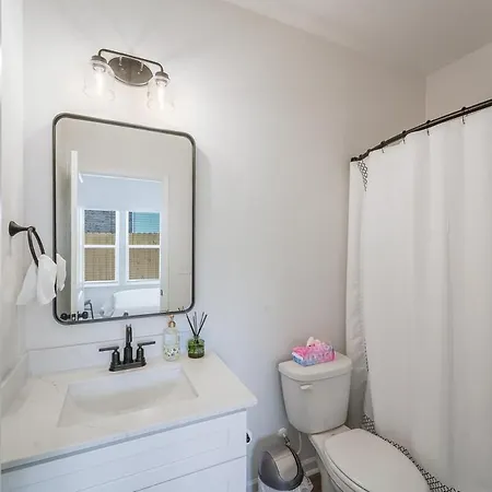 Holiday home New Build - 3 Private Baths - Close To Uptown *