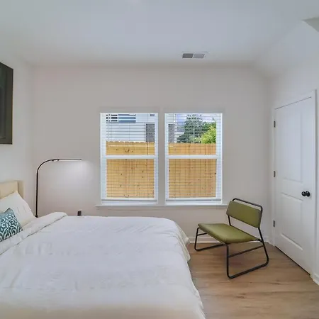 New Build - 3 Private Baths - Close To Uptown Holiday home