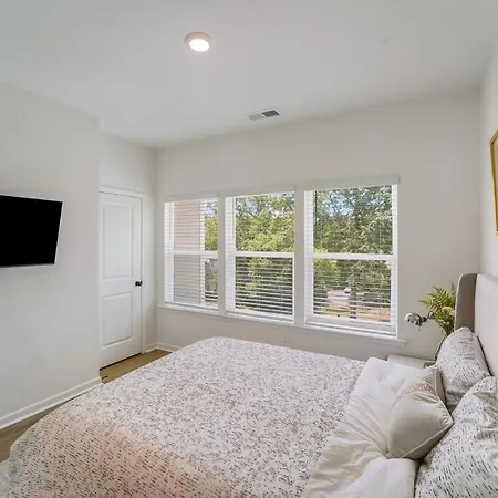 Holiday home New Build - 3 Private Baths - Close To Uptown