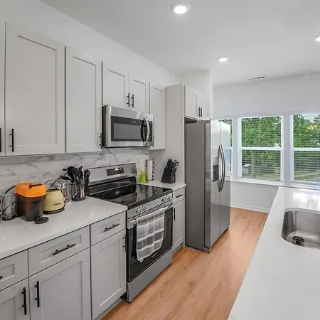 Holiday home New Build - 3 Private Baths - Close To Uptown