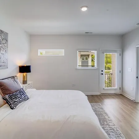 New Build - 3 Private Baths - Close To Uptown