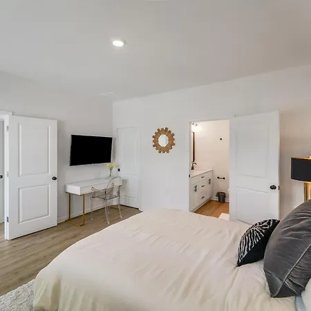 Holiday home New Build - 3 Private Baths - Close To Uptown *