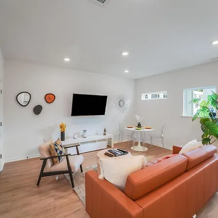 Holiday home New Build - 3 Private Baths - Close To Uptown