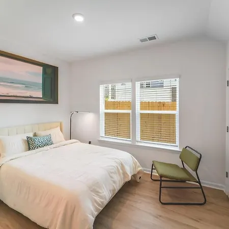 New Build - 3 Private Baths - Close To Uptown Holiday home *
