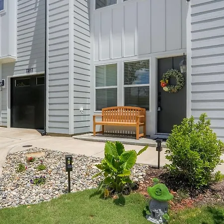 New Build - 3 Private Baths - Close To Uptown