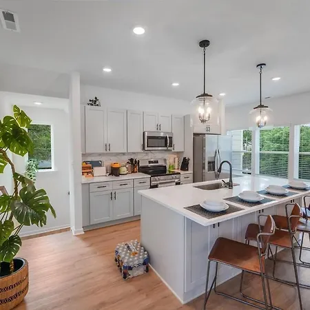 Holiday home New Build - 3 Private Baths - Close To Uptown