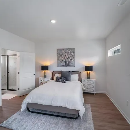 New Build - 3 Private Baths - Close To Uptown *
