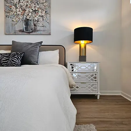 Holiday home New Build - 3 Private Baths - Close To Uptown