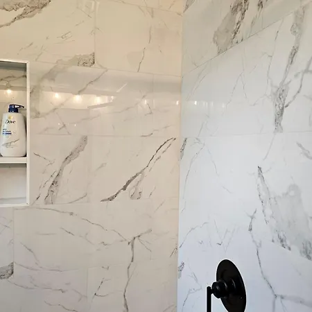 Holiday home New Build - 3 Private Baths - Close To Uptown
