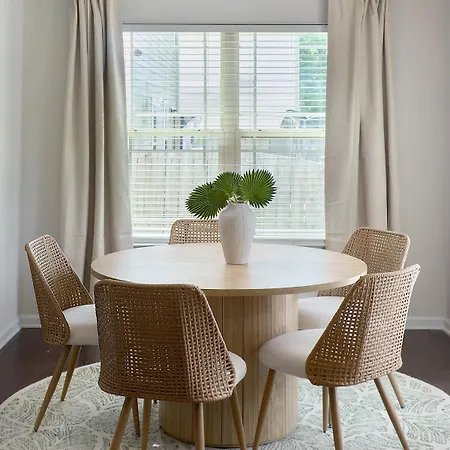 Holiday home Palm House Luxury Retreat For Families And Corporate Charlotte