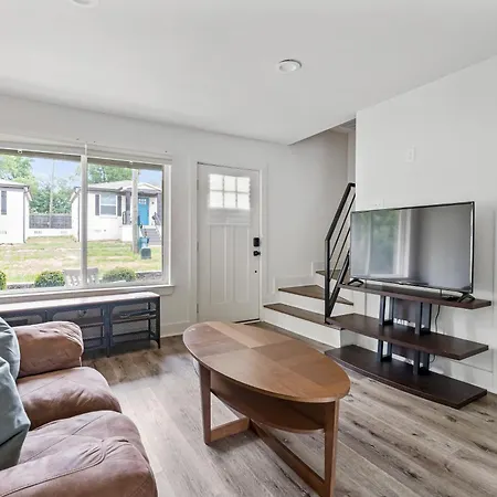 Apartment Modern 2br Big Feel | Pets+, Parking+