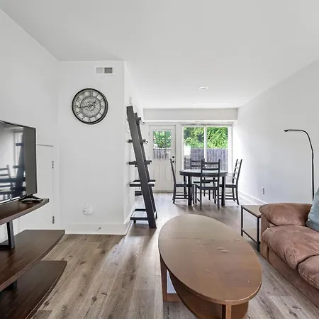 Modern 2br Big Feel | Pets+, Parking+ *