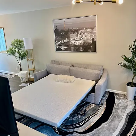 Modern Entire 2-bedroom House For 6 Guests At * Charlotte