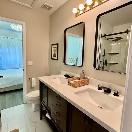 Modern Entire 2-bedroom House For 6 Guests At