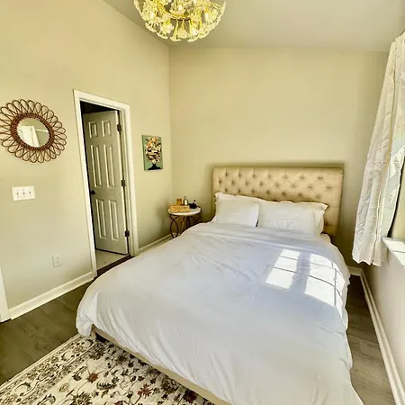 Holiday home Modern Entire 2-bedroom House For 6 Guests At *