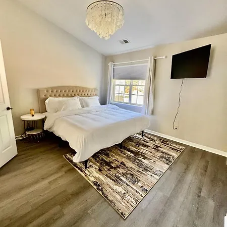 Modern Entire 2-bedroom House For 6 Guests At *