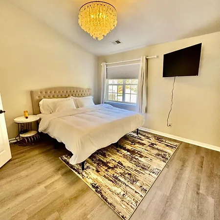 Modern Entire 2-bedroom House For 6 Guests At Holiday home Charlotte