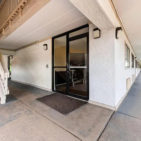 Econo Airport Lodge *