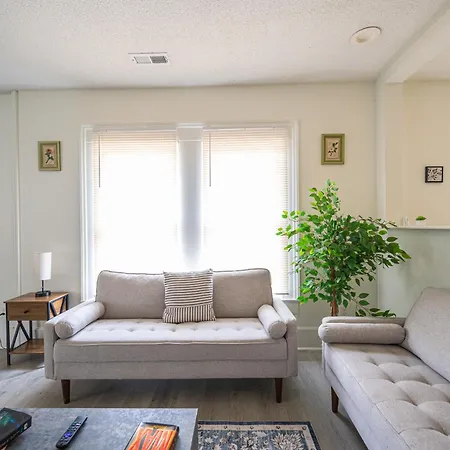 3 Beds1 Bath- King Beds, Uptown, Wd, Sleeps 6 Apartment