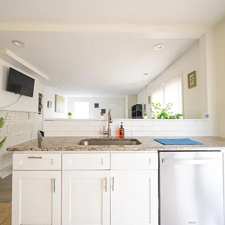 3 Beds1 Bath- King Beds, Uptown, Wd, Sleeps 6 Apartment *
