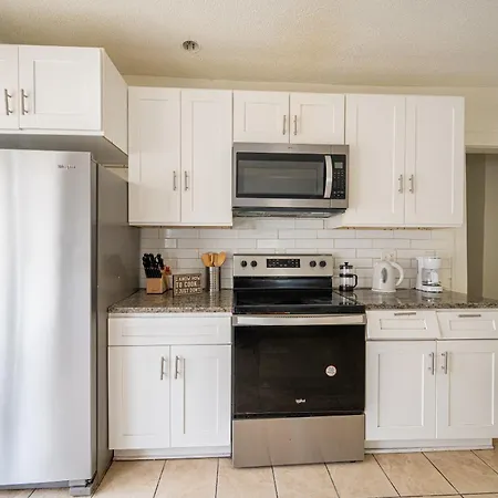 3 Beds1 Bath- King Beds, Uptown, Wd, Sleeps 6 Apartment *