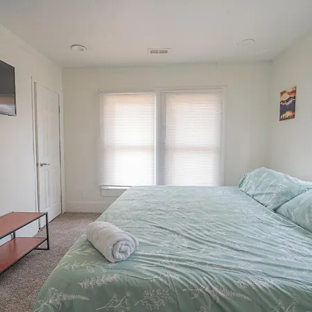 3 Beds1 Bath- King Beds, Uptown, Wd, Sleeps 6
