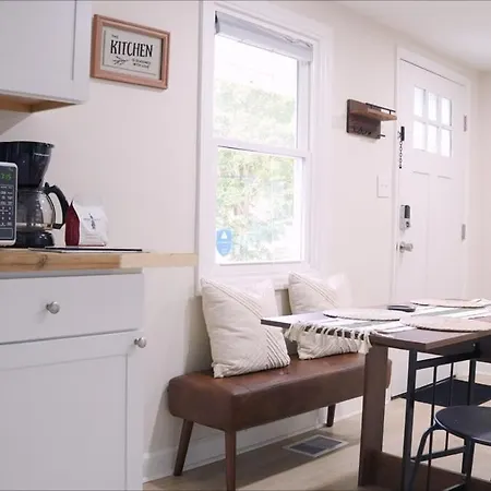 5 Mins To - Fenced Yard, Free Parking, Petsok *