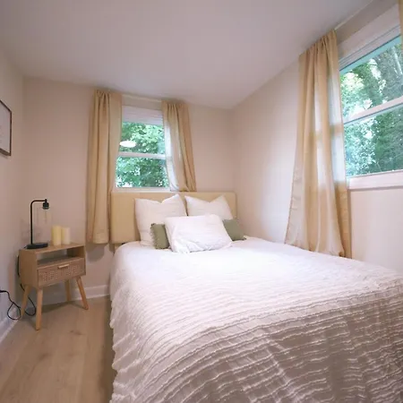5 Mins To - Fenced Yard, Free Parking, Petsok Apartment Charlotte