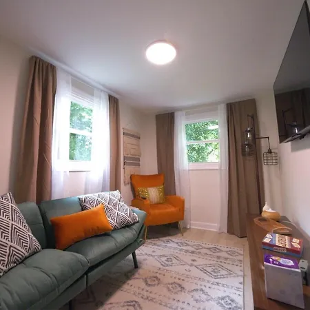 Apartment 5 Mins To - Fenced Yard, Free Parking, Petsok Charlotte