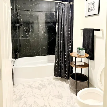 Apartment Enjoy Spacious Uptown 4 Br