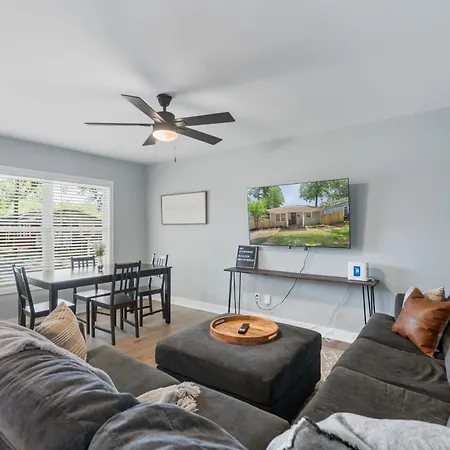 Comfortable 4 Bedroom House Minutes From Uptown Holiday home *
