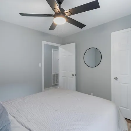 Comfortable 4 Bedroom House Minutes From Uptown Holiday home Charlotte
