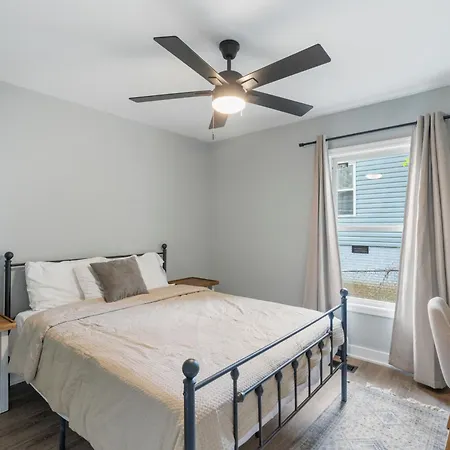 Comfortable 4 Bedroom House Minutes From Uptown Charlotte