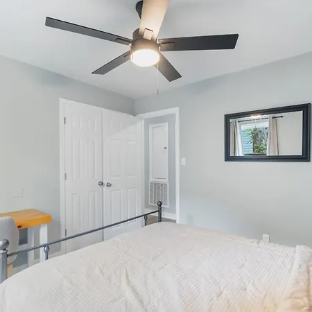 Comfortable 4 Bedroom House Minutes From Uptown Holiday home