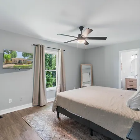 Comfortable 4 Bedroom House Minutes From Uptown