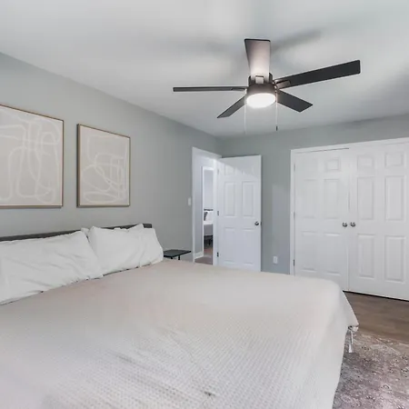 Comfortable 4 Bedroom House Minutes From Uptown Holiday home