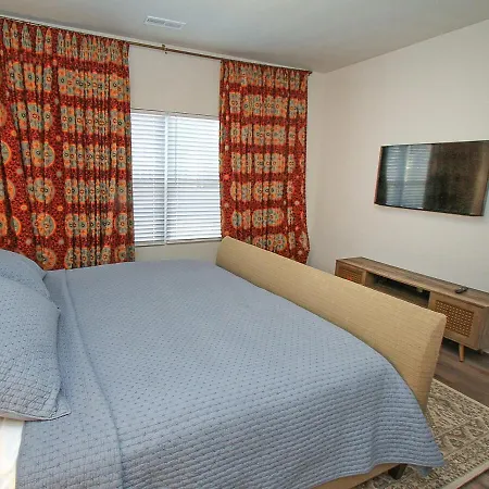 Modern Ranch Fenced Backyard - 6 Mins To South End Holiday home Charlotte