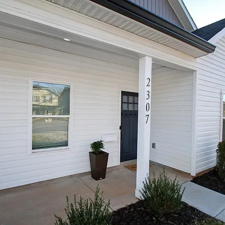 Holiday home Modern Ranch Fenced Backyard - 6 Mins To South End Charlotte