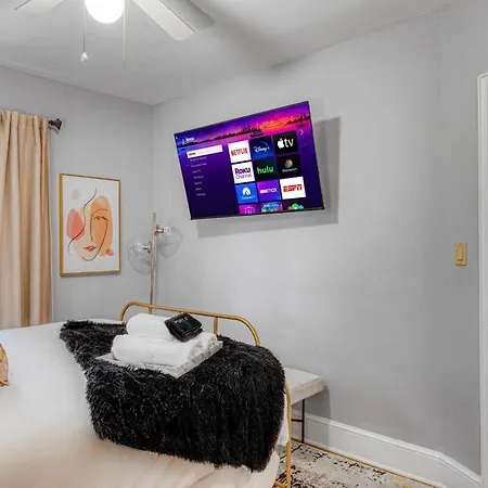 Charming Getaway Minutes To Everything! Holiday home Charlotte