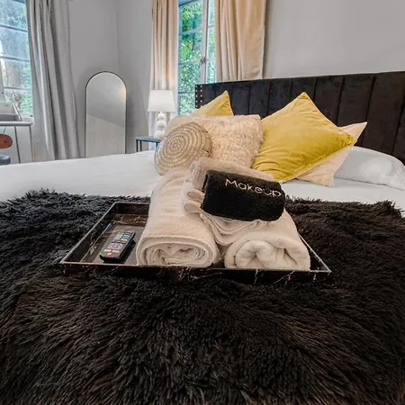 Holiday home Charming Getaway Minutes To Everything! *