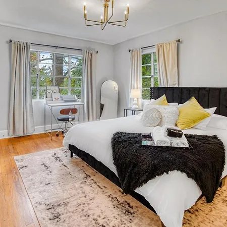 Charming Getaway Minutes To Everything! Holiday home Charlotte
