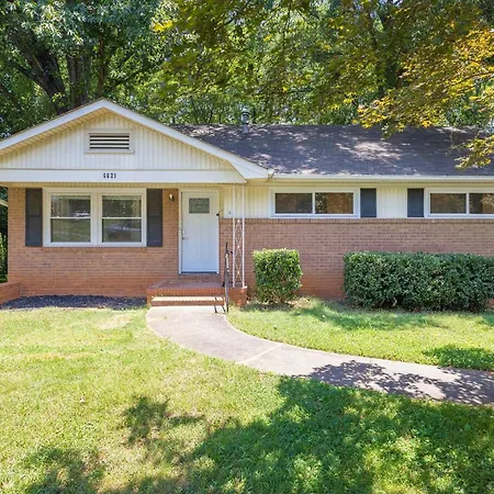 Holiday home Cozy 5bd | Sleeps 10 | Karaoke, Bbq & Large Yard