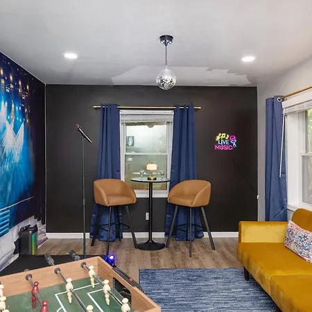 Holiday home Cozy 5bd | Sleeps 10 | Karaoke, Bbq & Large Yard