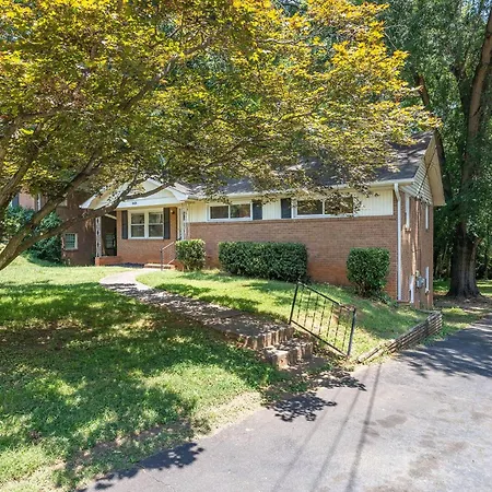 Cozy 5bd | Sleeps 10 | Karaoke, Bbq & Large Yard Charlotte