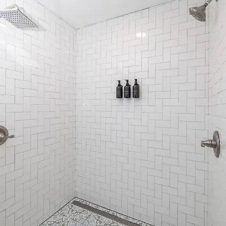 Cozy 5bd | Sleeps 10 | Karaoke, Bbq & Large Yard Holiday home