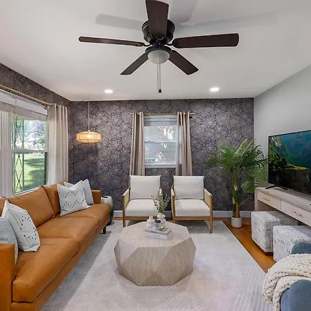 Cozy 5bd | Sleeps 10 | Karaoke, Bbq & Large Yard Holiday home